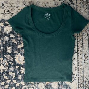 Hollister Women's Forest Green Ribbed Crop Top Tee